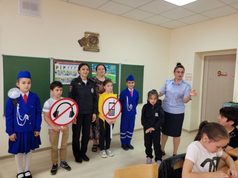 Сотрудники полиции и общественники Кабардино-Балкарии провели мастер-классы по изготовлению световозвращателей для юных пешеходов из сельской местности