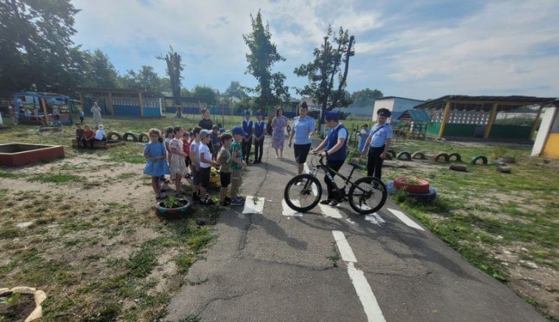Автоинспекторы Кабардино-Балкарии познакомили воспитанников детского сада с алгоритмом безопасного пересечения проезжей части