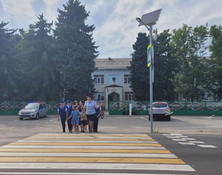 Автоинспекторы Кабардино-Балкарии познакомили воспитанников детского сада с алгоритмом безопасного пересечения проезжей части